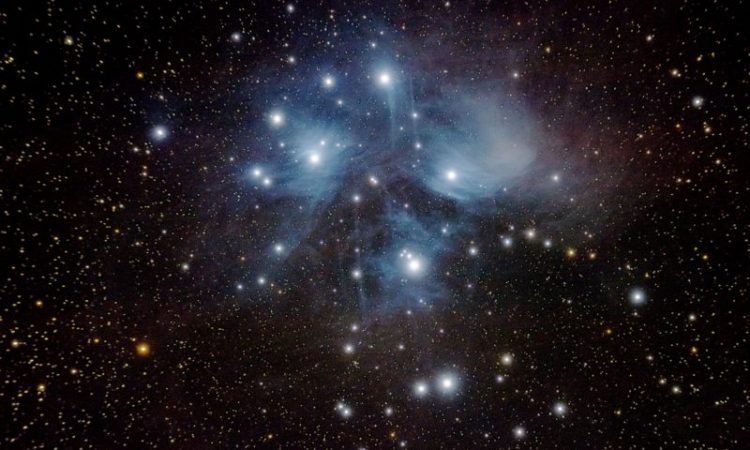 A long exposure photo of the Pleiades star cluster.